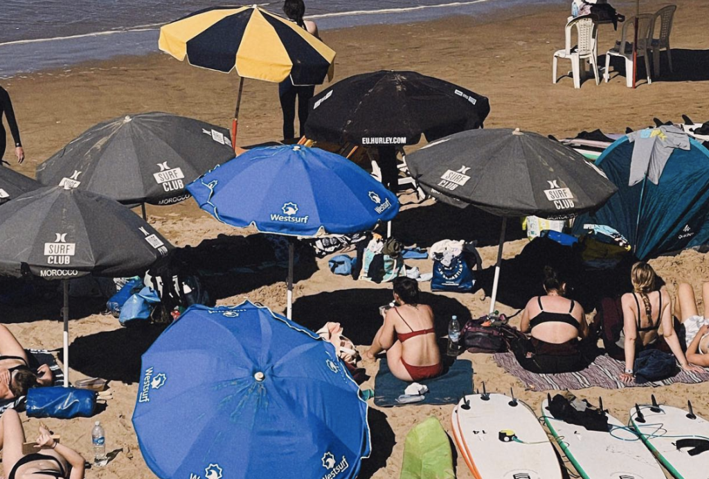 Viele Sonnenschirme von Westsurf Morocco am Strand